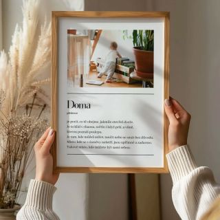 🖤 Doma. Slovo, které cítíš dřív, než ho řekneš. Plakát z naší autorské série „Definice slov“, která dává obyčejným výrazům...
